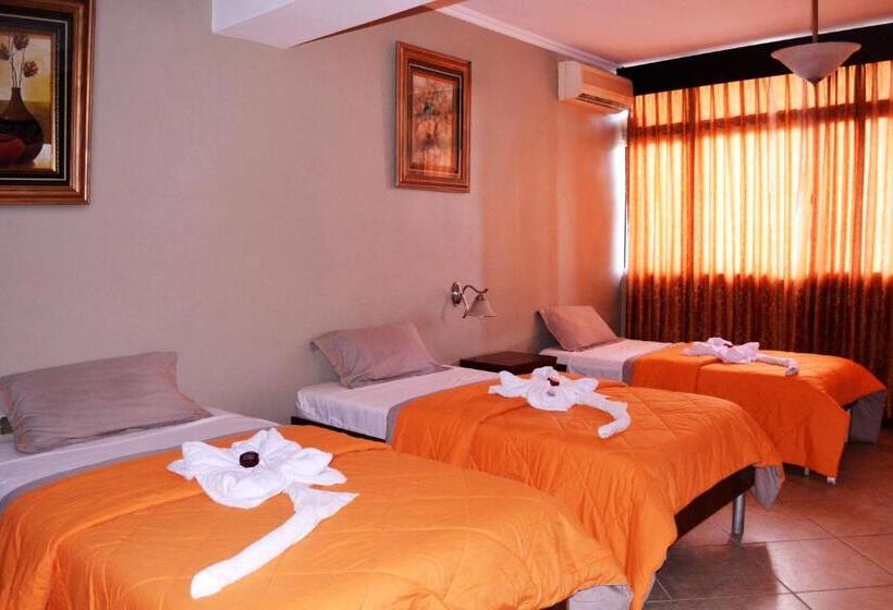 غرفة قياسية ثلاثية, Malecon Inn