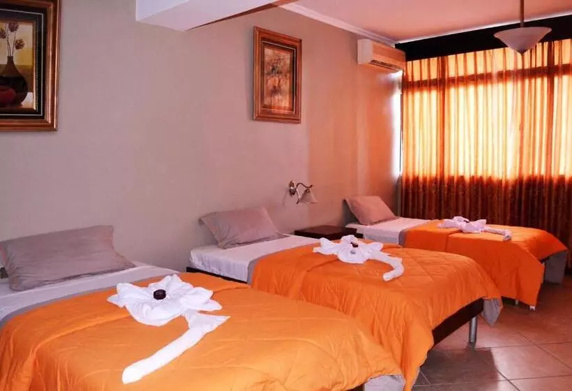 اتاق استاندارد سه نفره, Malecon Inn