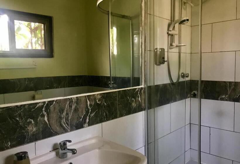 家庭间, Omanye Lodge