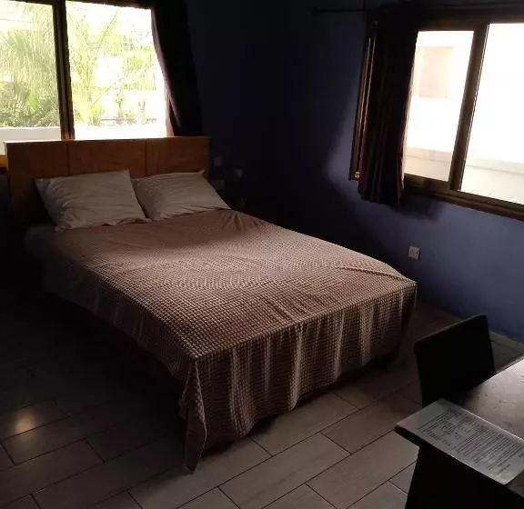 اتاق اکونومی, Omanye Lodge