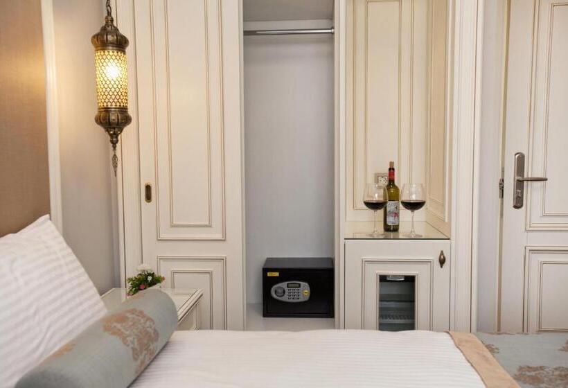 اتاق اکونومی, Raymond Blue