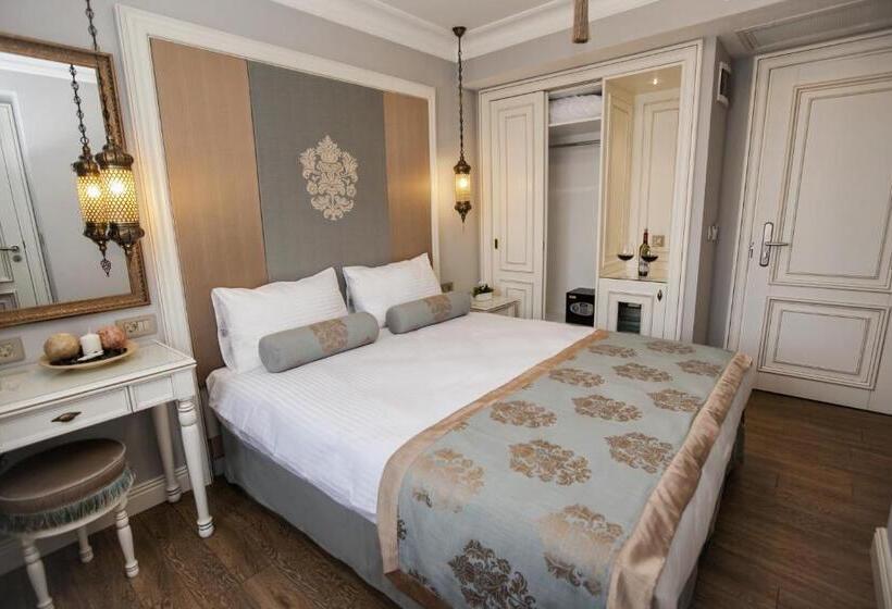 اتاق اکونومی, Raymond Blue