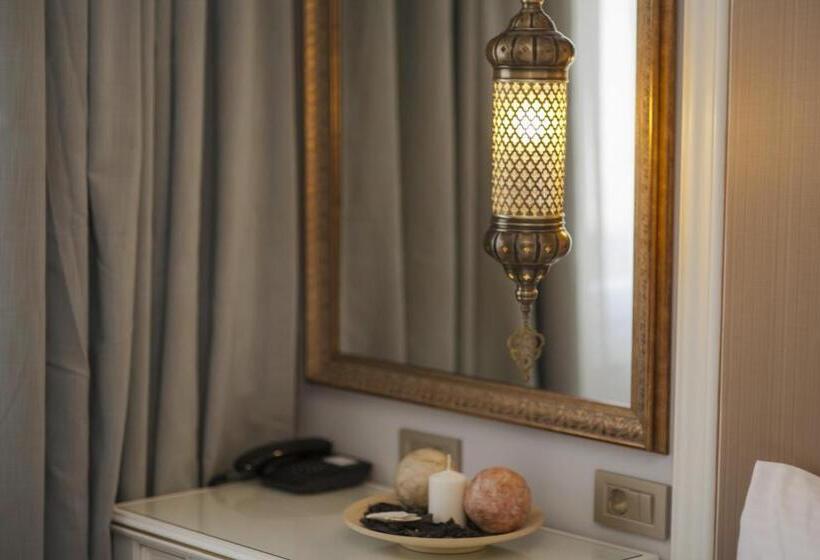 اتاق خانوادگی, Raymond Blue