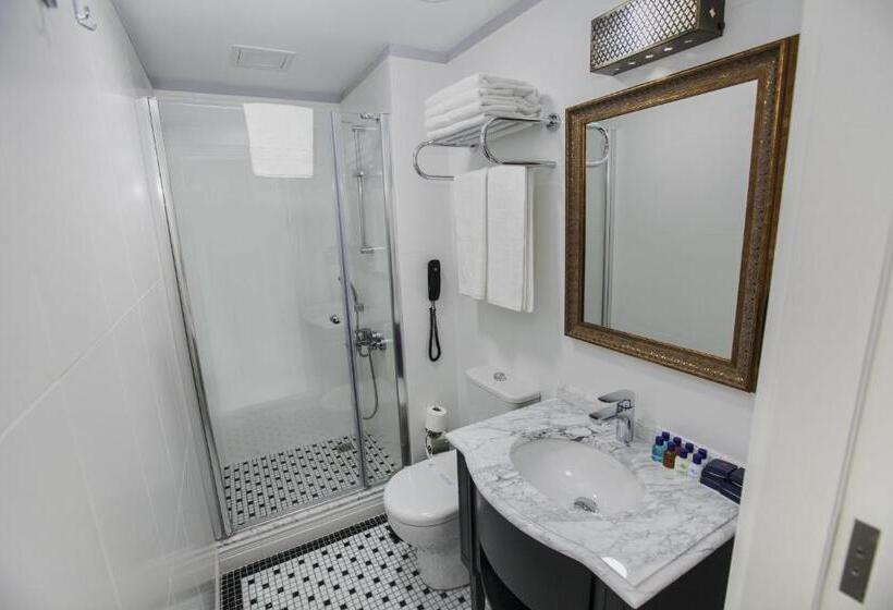 Economy Triple Room, Raymond Blue