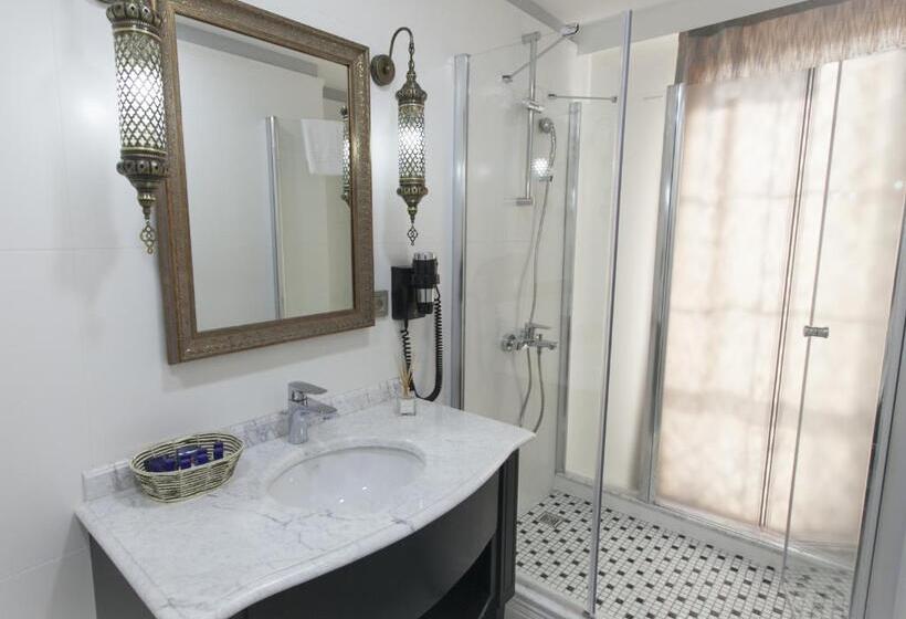 Economy Triple Room, Raymond Blue