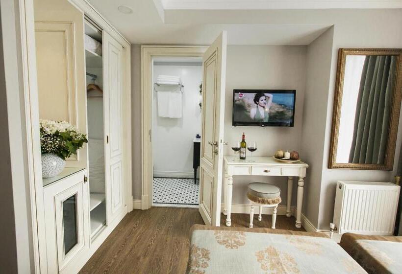 Economy Triple Room, Raymond Blue