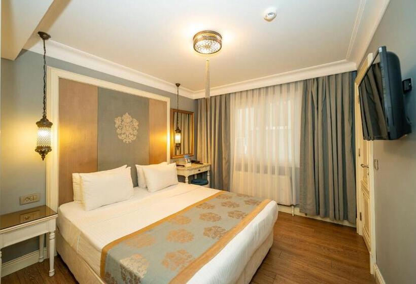 اتاق اکونومی, Raymond Blue