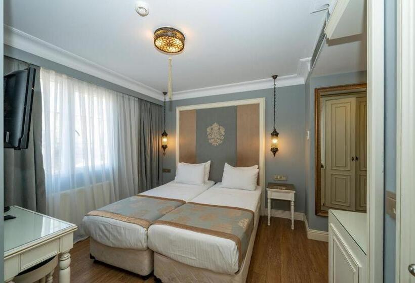 اتاق اکونومی, Raymond Blue