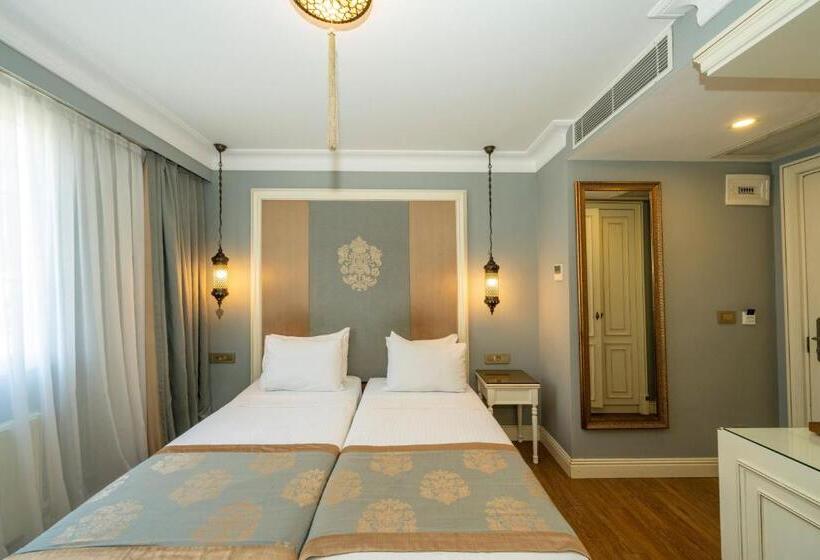 اتاق اکونومی, Raymond Blue