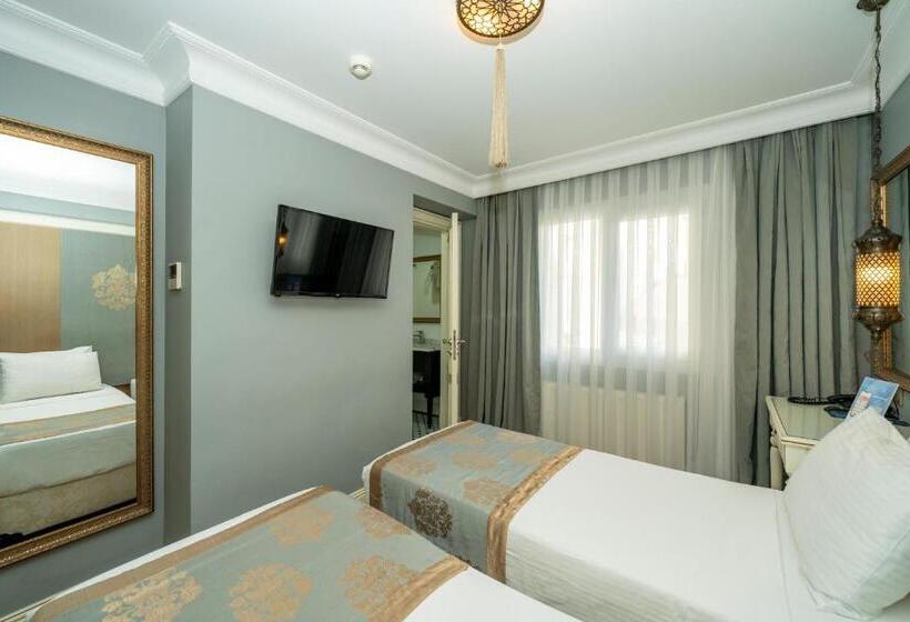 اتاق اکونومی, Raymond Blue