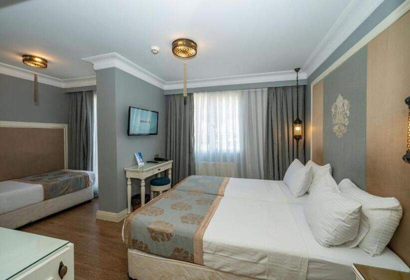 اتاق خانوادگی, Raymond Blue