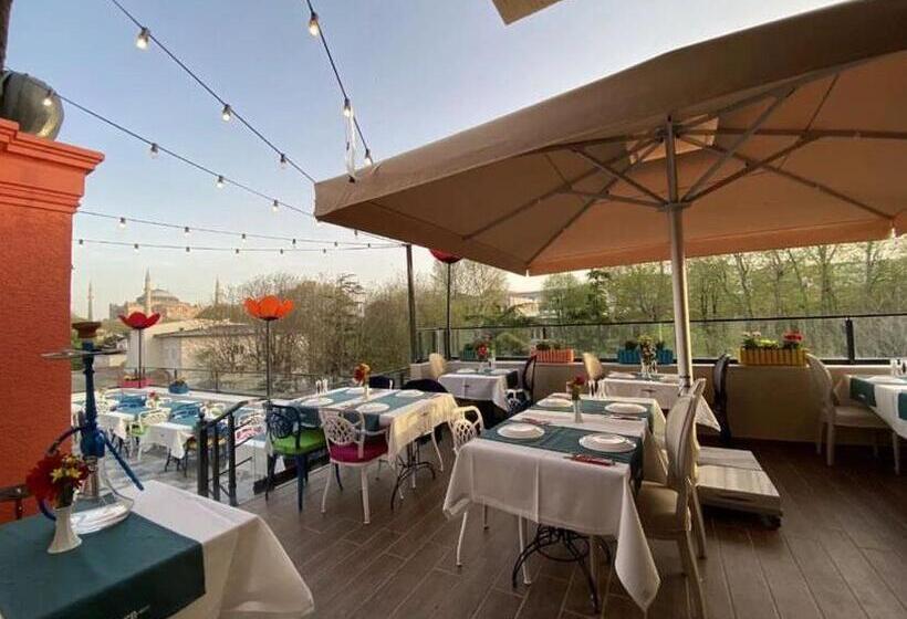 Economy Triple Room, Raymond Blue