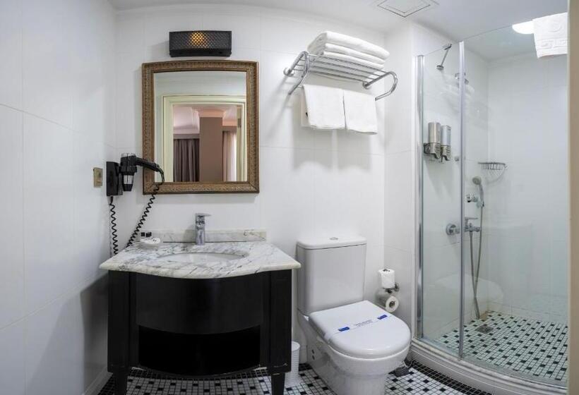 Economy Triple Room, Raymond Blue