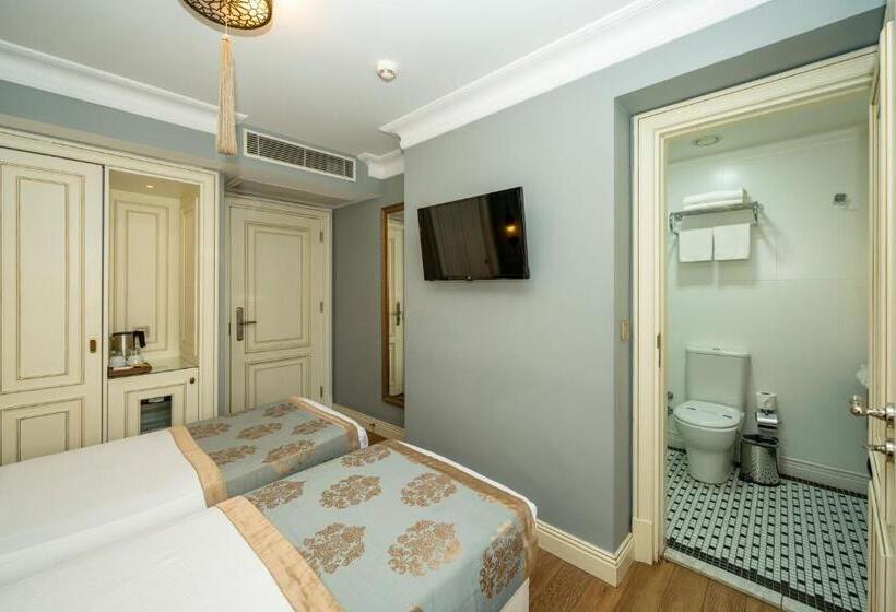 Economy Triple Room, Raymond Blue