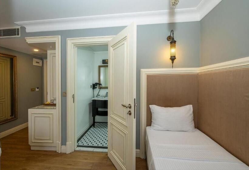 Economy Triple Room, Raymond Blue