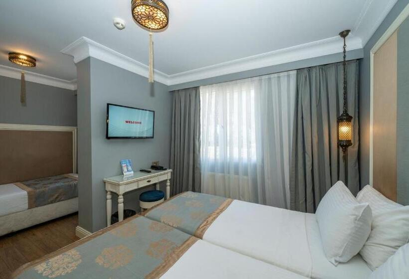 Economy Triple Room, Raymond Blue