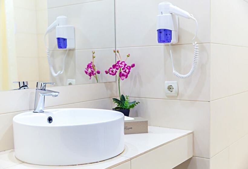 اتاق سوپریور, Red Village