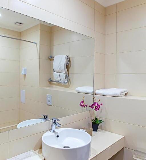 اتاق سوپریور, Red Village