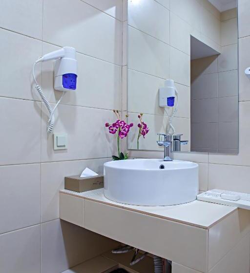 سوئیت با تخت بزرگ, Red Village