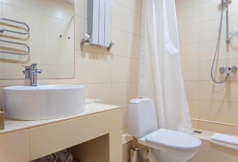 سوئیت با تخت بزرگ, Red Village