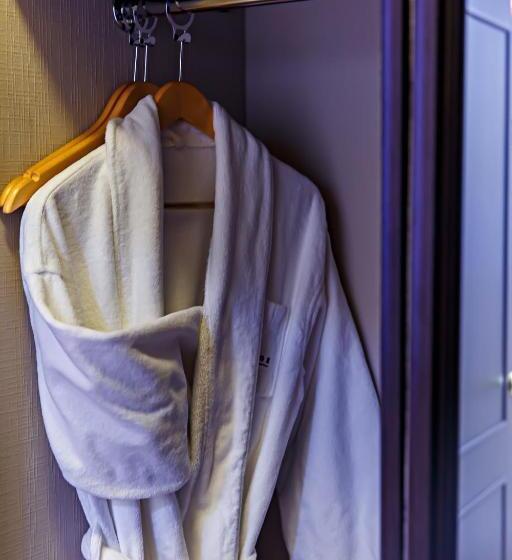 سوئیت با تخت بزرگ, Red Village