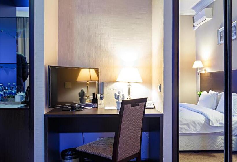 سوئیت با تخت بزرگ, Red Village