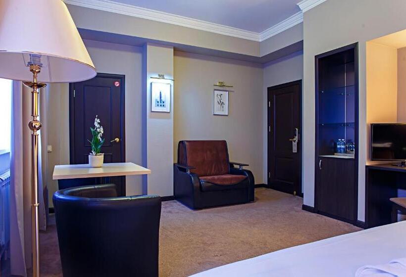 سوئیت با تخت بزرگ, Red Village