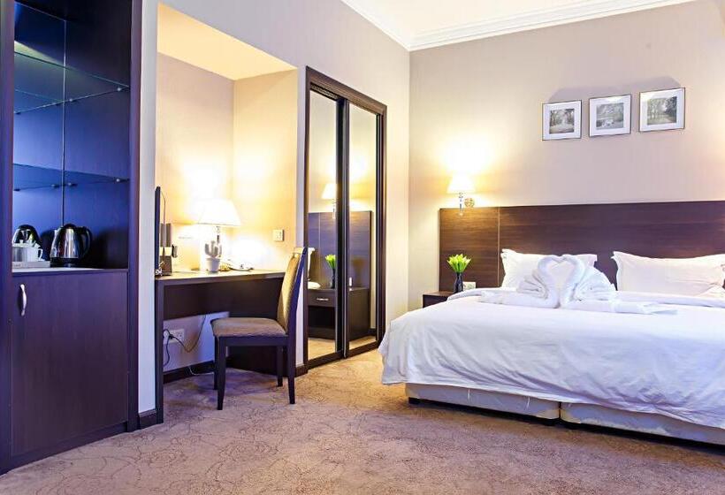 سوئیت با تخت بزرگ, Red Village