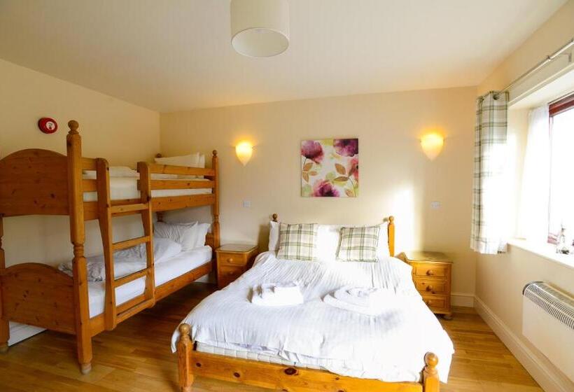 חדר משפחתי, The Black Horse Inn