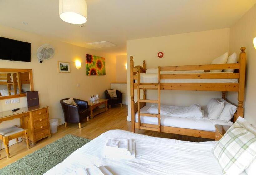 חדר משפחתי, The Black Horse Inn