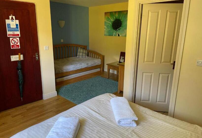 חדר משפחתי, The Black Horse Inn