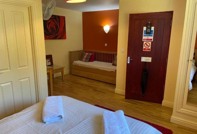 חדר משפחתי, The Black Horse Inn