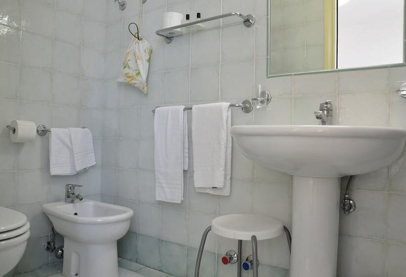 غرفة قياسية فردية, La Marticana