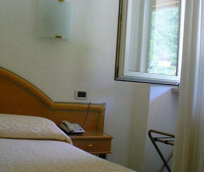 غرفة قياسية فردية, La Marticana