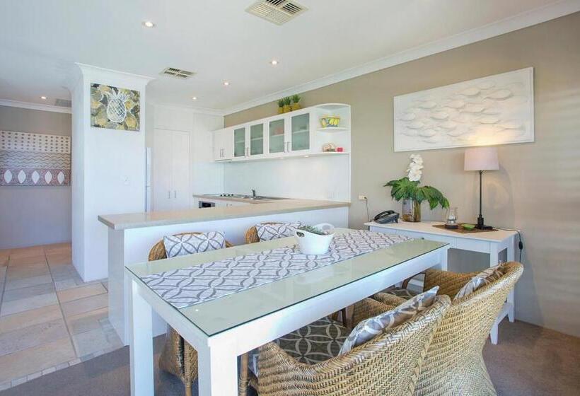 2 Bedrooms Apartment River View, Noosa Shores Resort