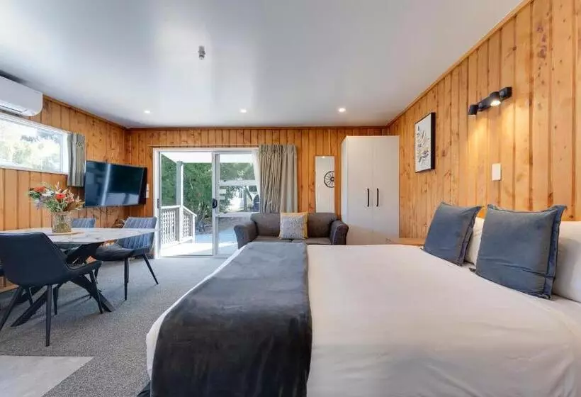 ファミリーステューディオ, Archway Motels & Chalets