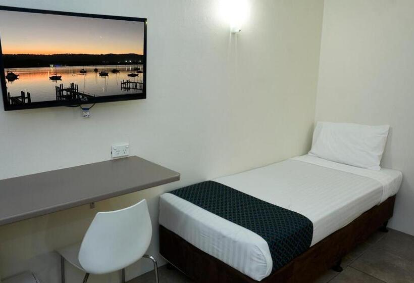 חדר בסיסי לשלושה, Ashwood Motel