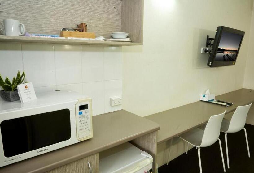 חדר בסיסי לשלושה, Ashwood Motel