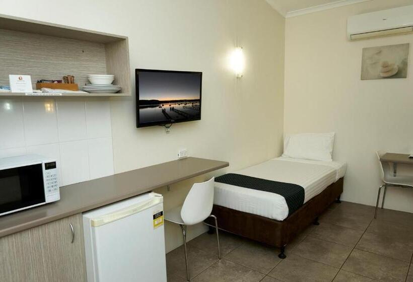 חדר בסיסי לשלושה, Ashwood Motel