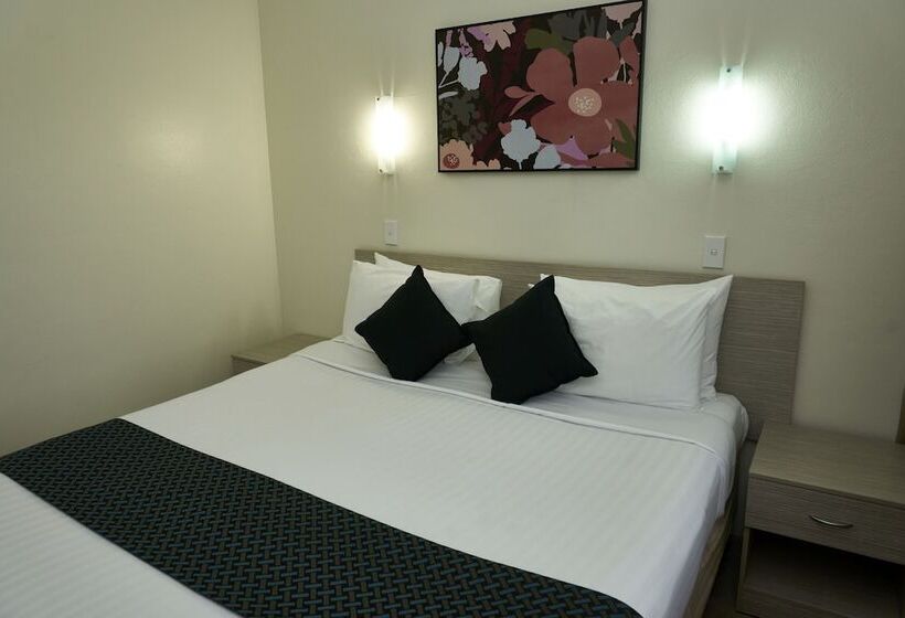 חדר בסיסי לשלושה, Ashwood Motel