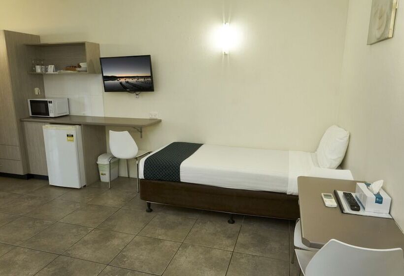 חדר בסיסי לשלושה, Ashwood Motel