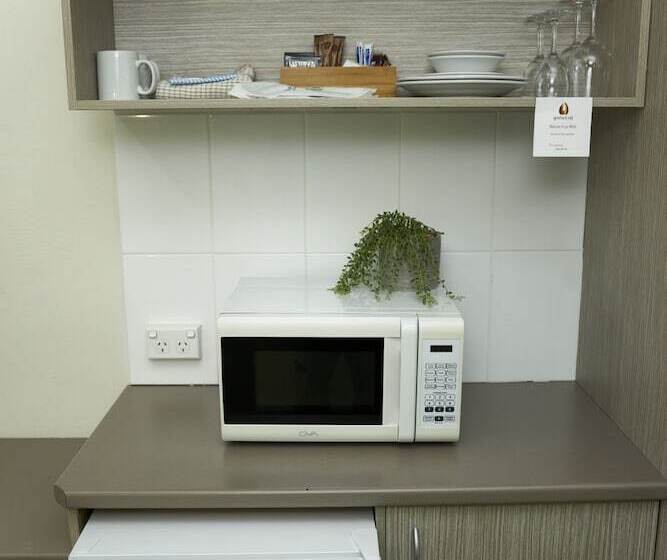 חדר בסיסי לשלושה, Ashwood Motel