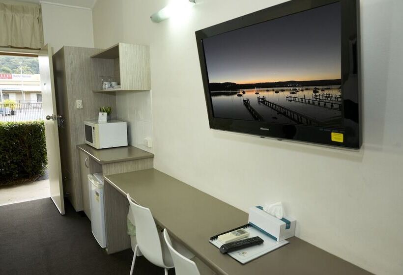 חדר בסיסי לשלושה, Ashwood Motel