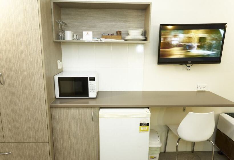 חדר בסיסי לשלושה, Ashwood Motel