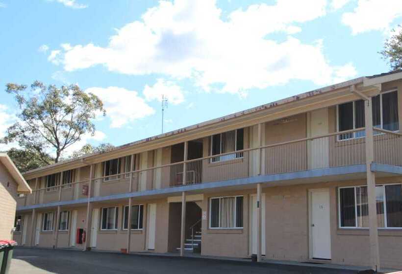 חדר משפחתי, Ashwood Motel