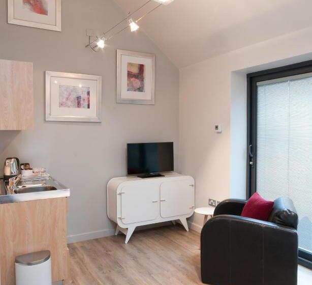 标准工作室, South Lodge