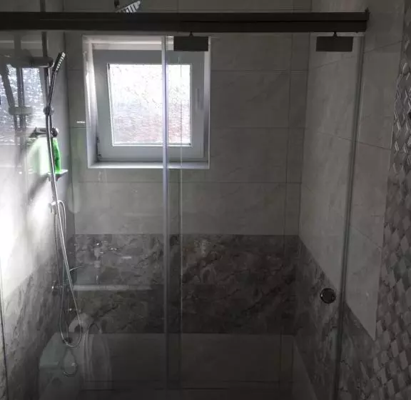 اتاق استاندارد سه نفره, Adria