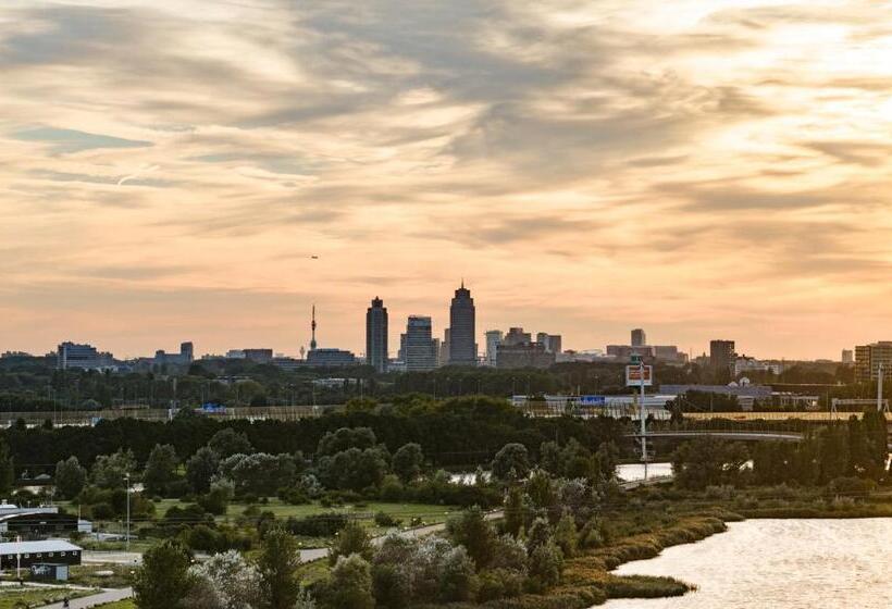 اتاق لوکس یک تخته, Amadi Panorama