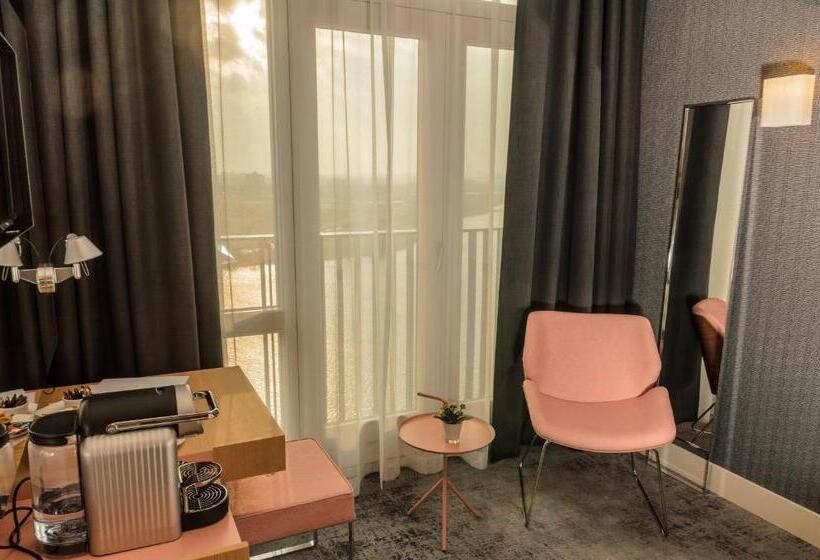 اتاق لوکس با چشمانداز, Amadi Panorama