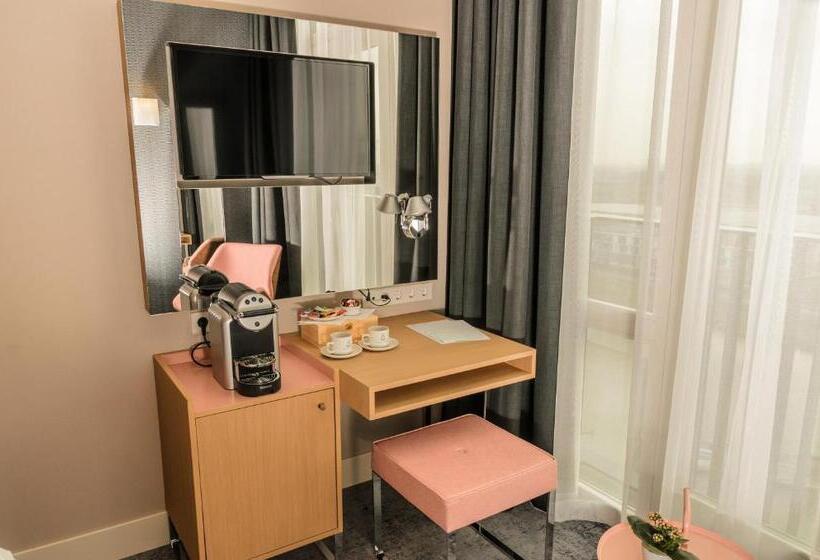 اتاق لوکس با چشمانداز, Amadi Panorama